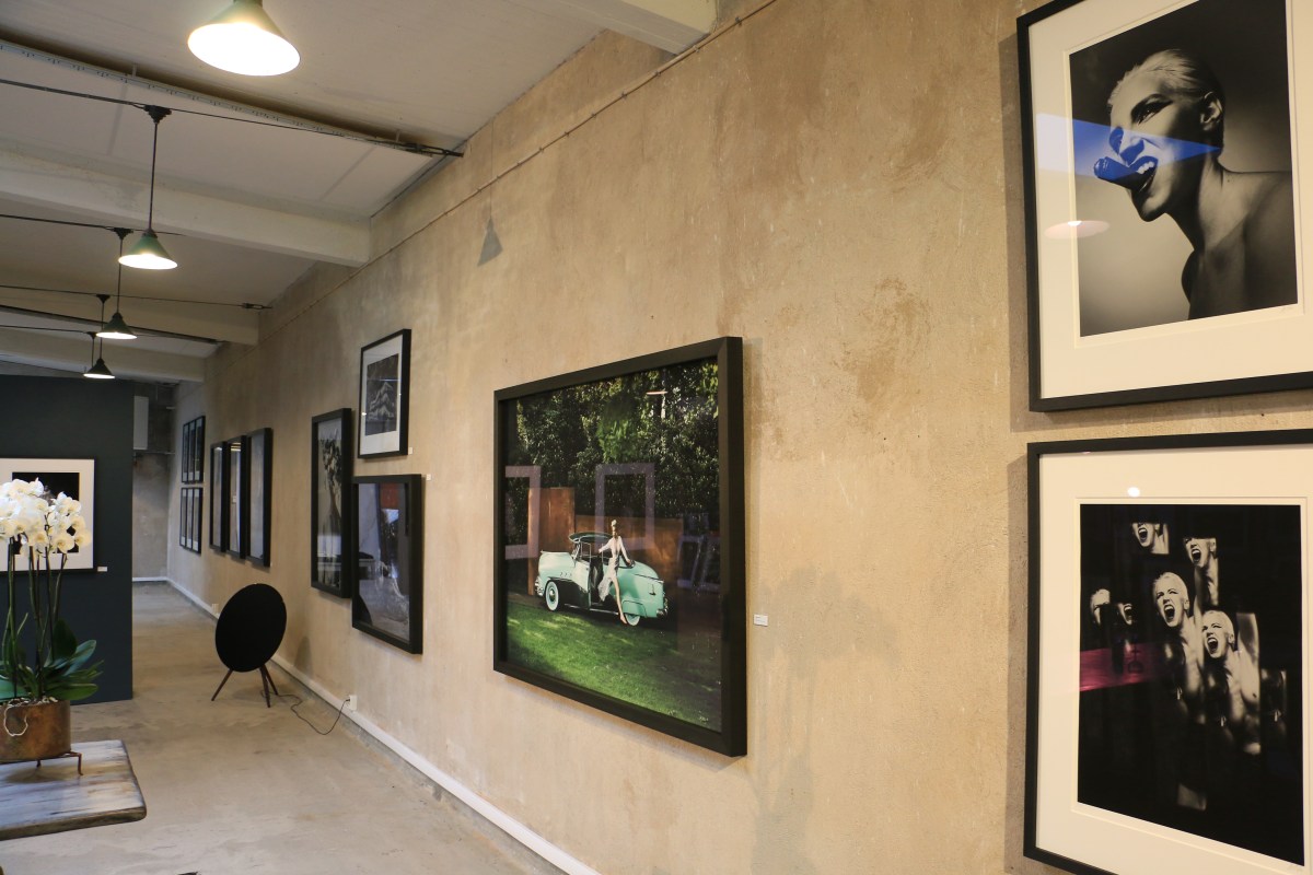 Lokalerna på The PhotoGallery med tavlor av Jesper Molin