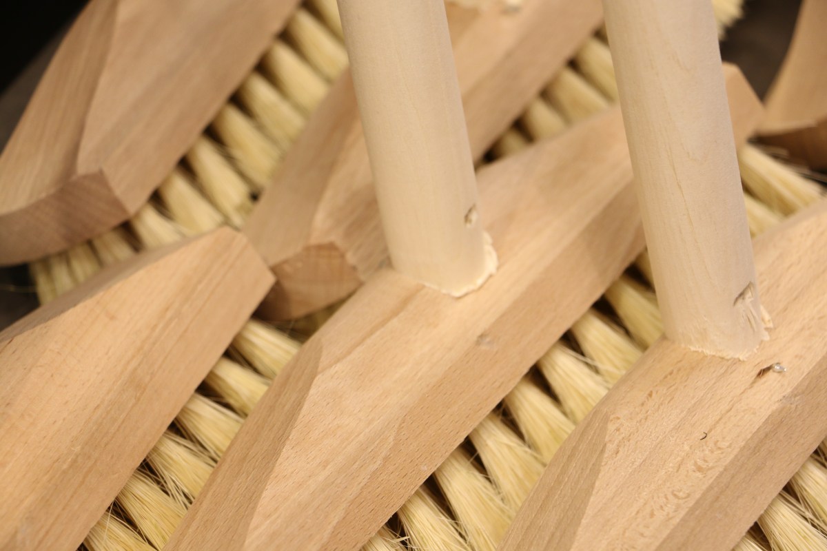 Skurborsten är rätt verktyg till altanvården