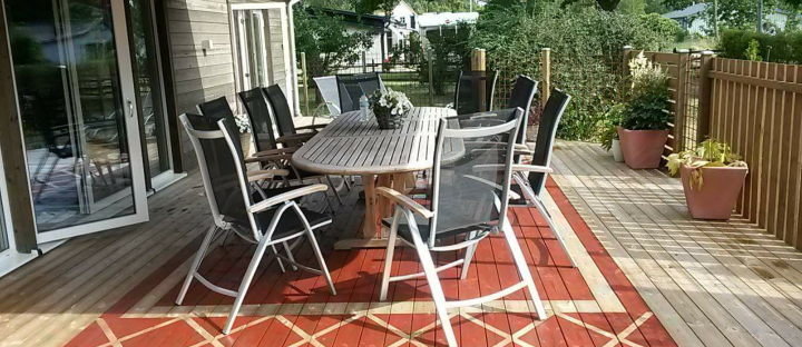 Målad matta på altangolv där pigmenterad Woodzil använts.