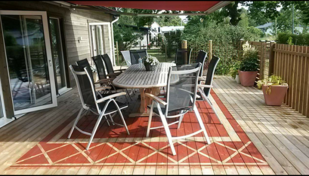 Målad matta på altangolv där pigmenterad Woodzil använts.