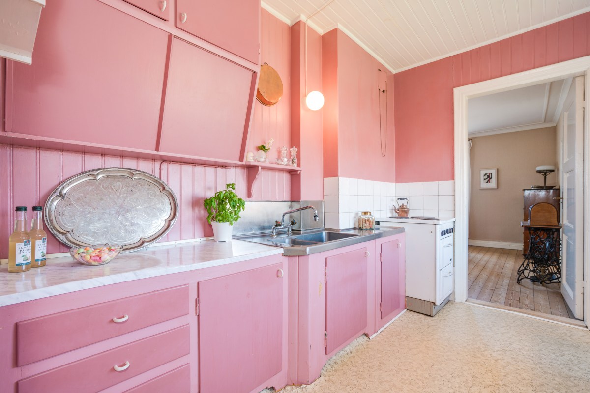 Ett kök i rosa och vitt för dig som gillar retro
