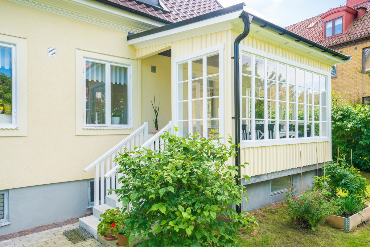 Putsad villa i Halmstad, solig sommarveranda