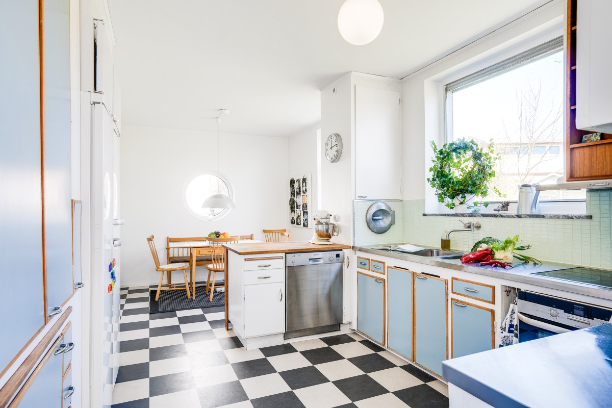Här har man bevarat det platsbyggda köket från femtiotalet