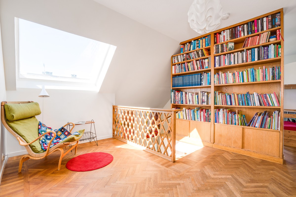 Platsbyggt och specialdesignat trappräcke och bokhylla