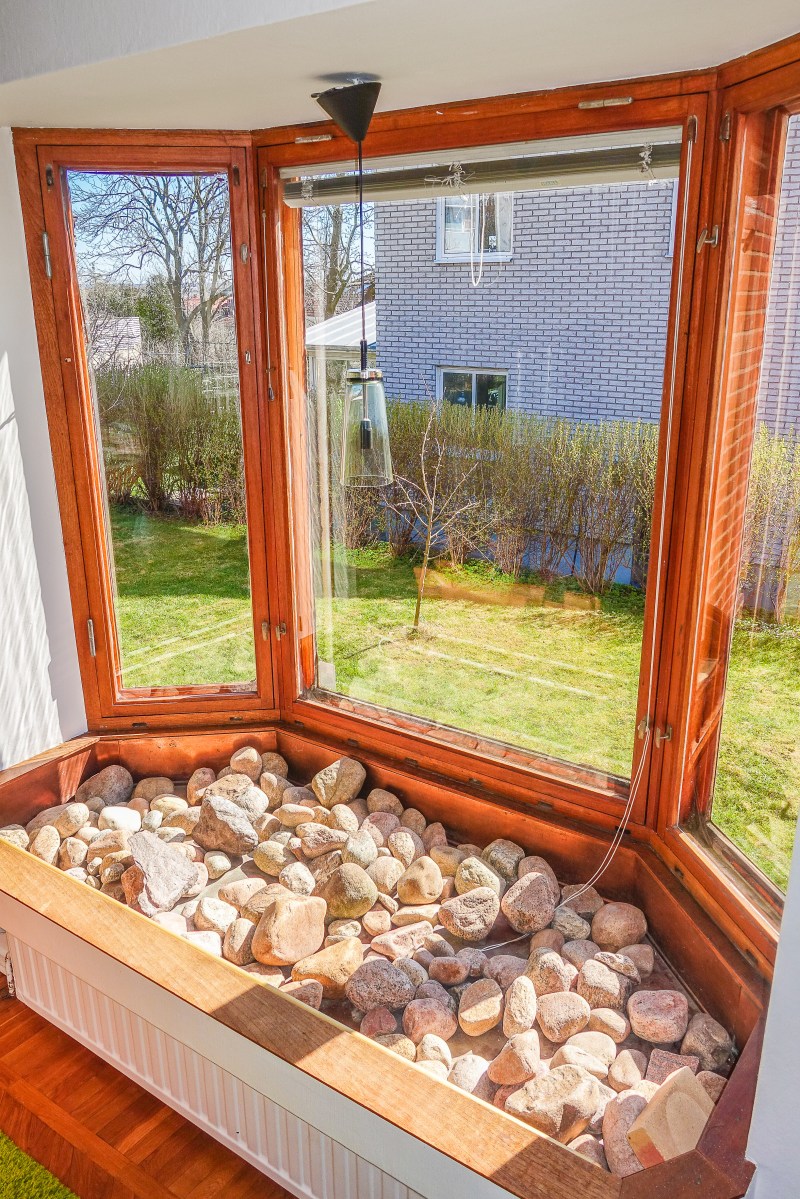 Blomsterfönster i teak och koppar