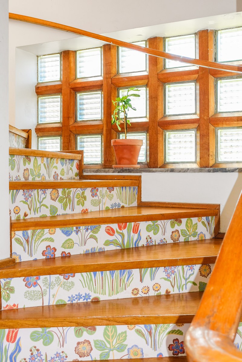 I trapphuset är sättstegen klädda med en Josef Franktapet