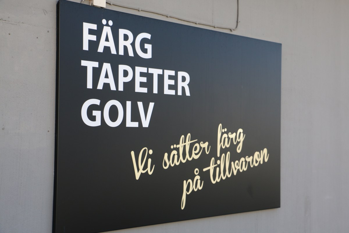 Fasadskylt Färgab i Halmstad - vi sätter färg på tillvaron