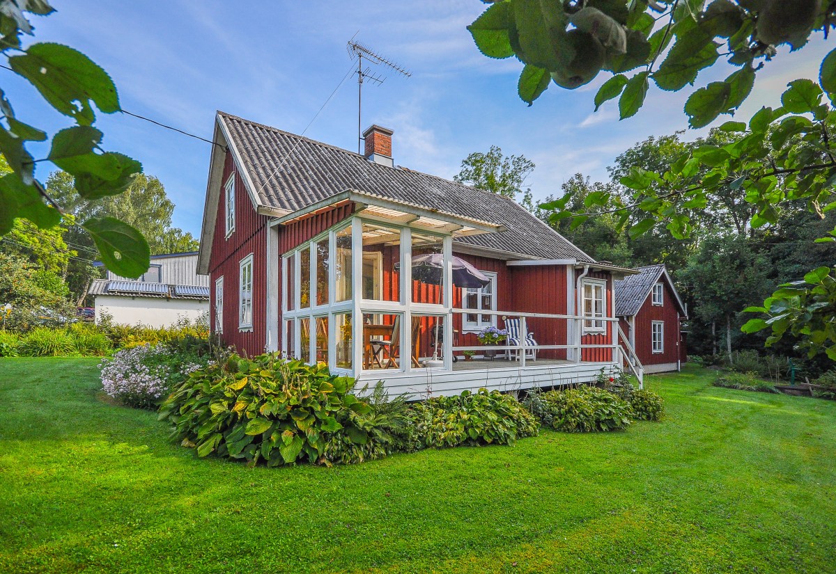 Måla huset? Röd stående panel med vita knutar och spröjsade fönster