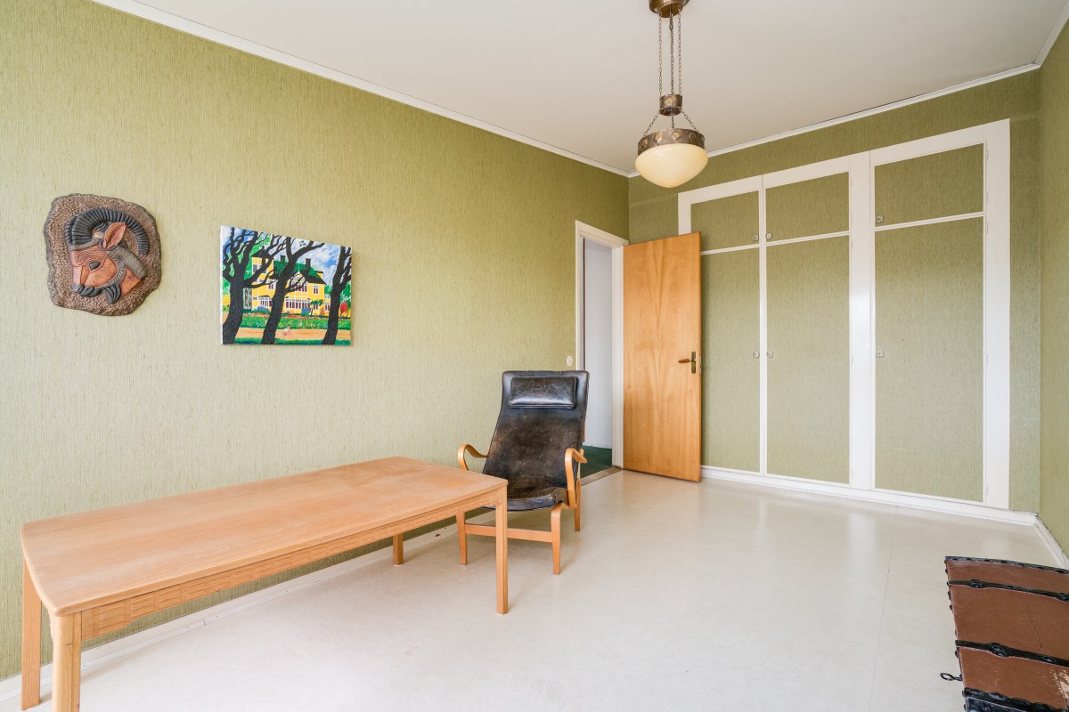 Sovrum i grönt med tapetserade garderobsdörrar - för dig som gillar retro