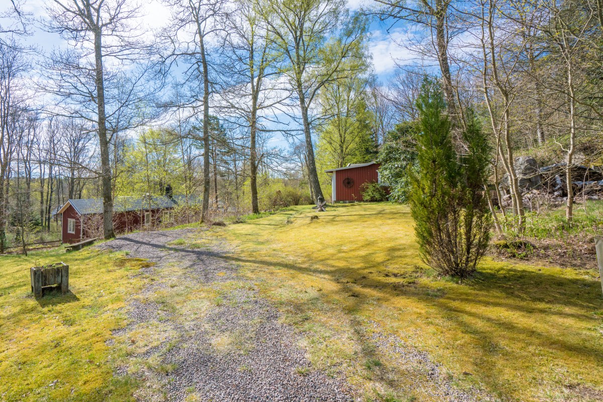 Charmig röd stuga med vita knutar i Tofta, Halmstad