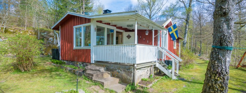 Charmig röd stuga med vita knutar i Tofta, Halmstad