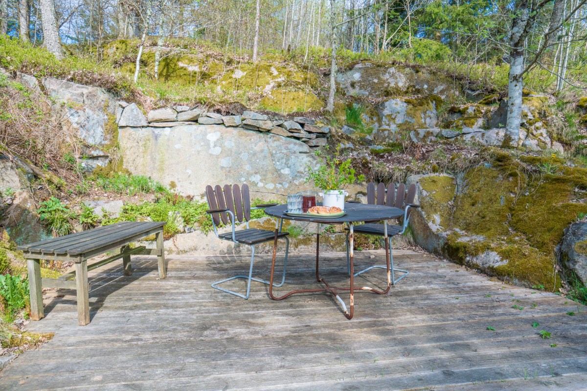 Fikastund på uteplats i solig glänta vid Tofta, Halmstad