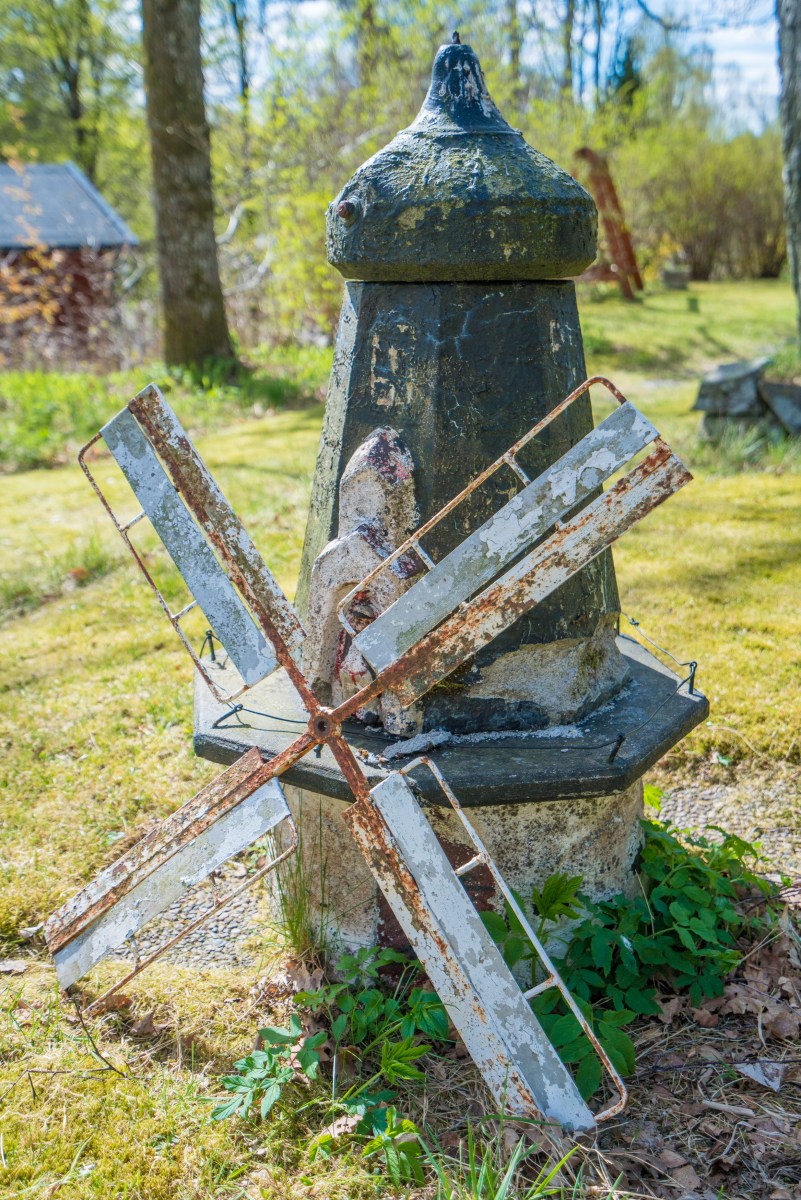 Bild från sommarstugetomt, väderkvarn, dekoration