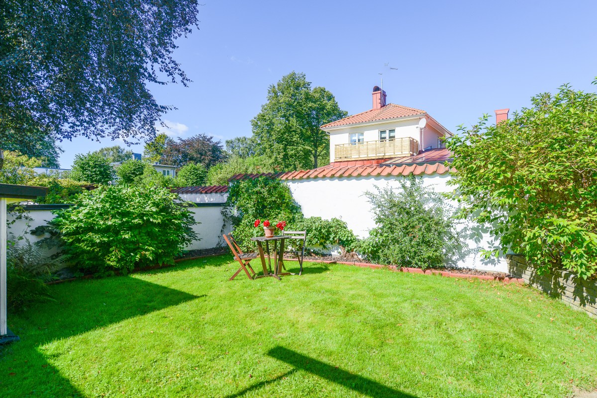 Uteplats på solig bakgård