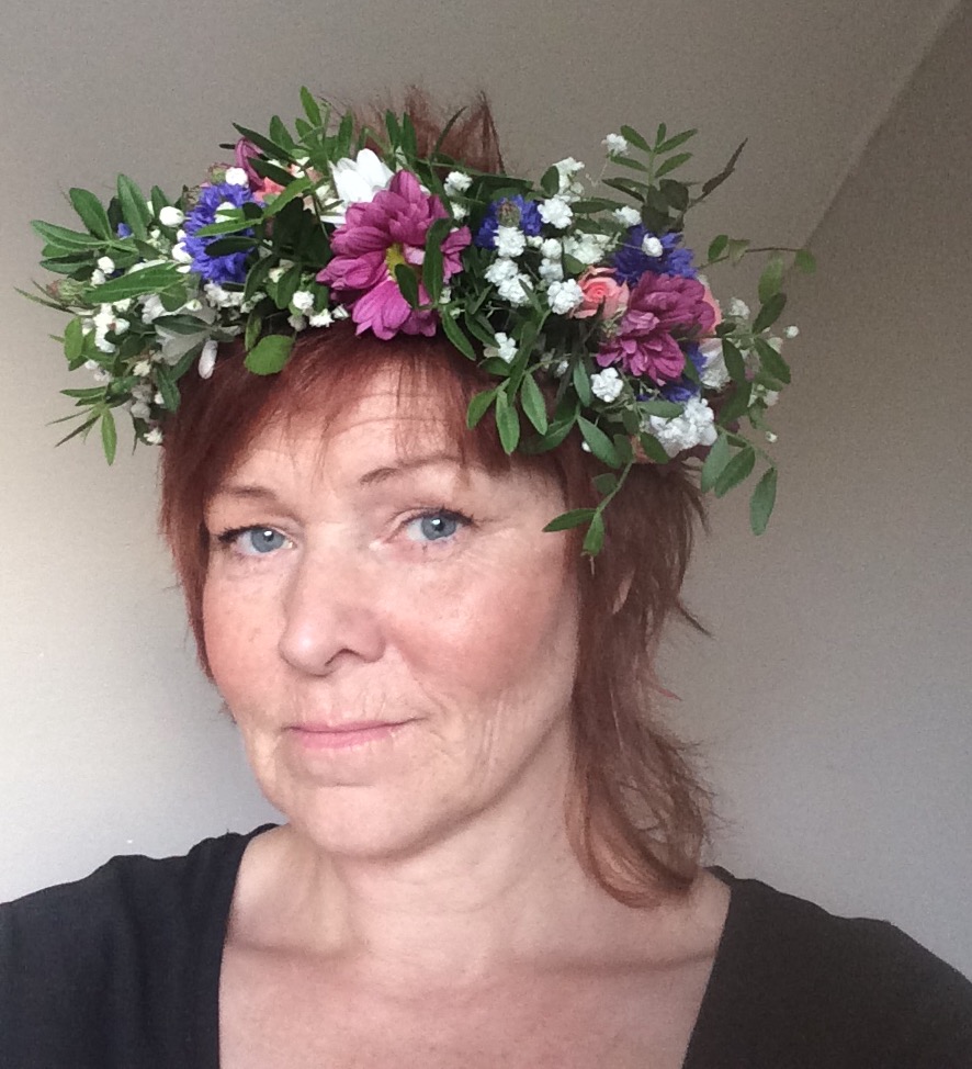 färdig midsommarkrans från Fröken Wiolas Blomsterverkstad