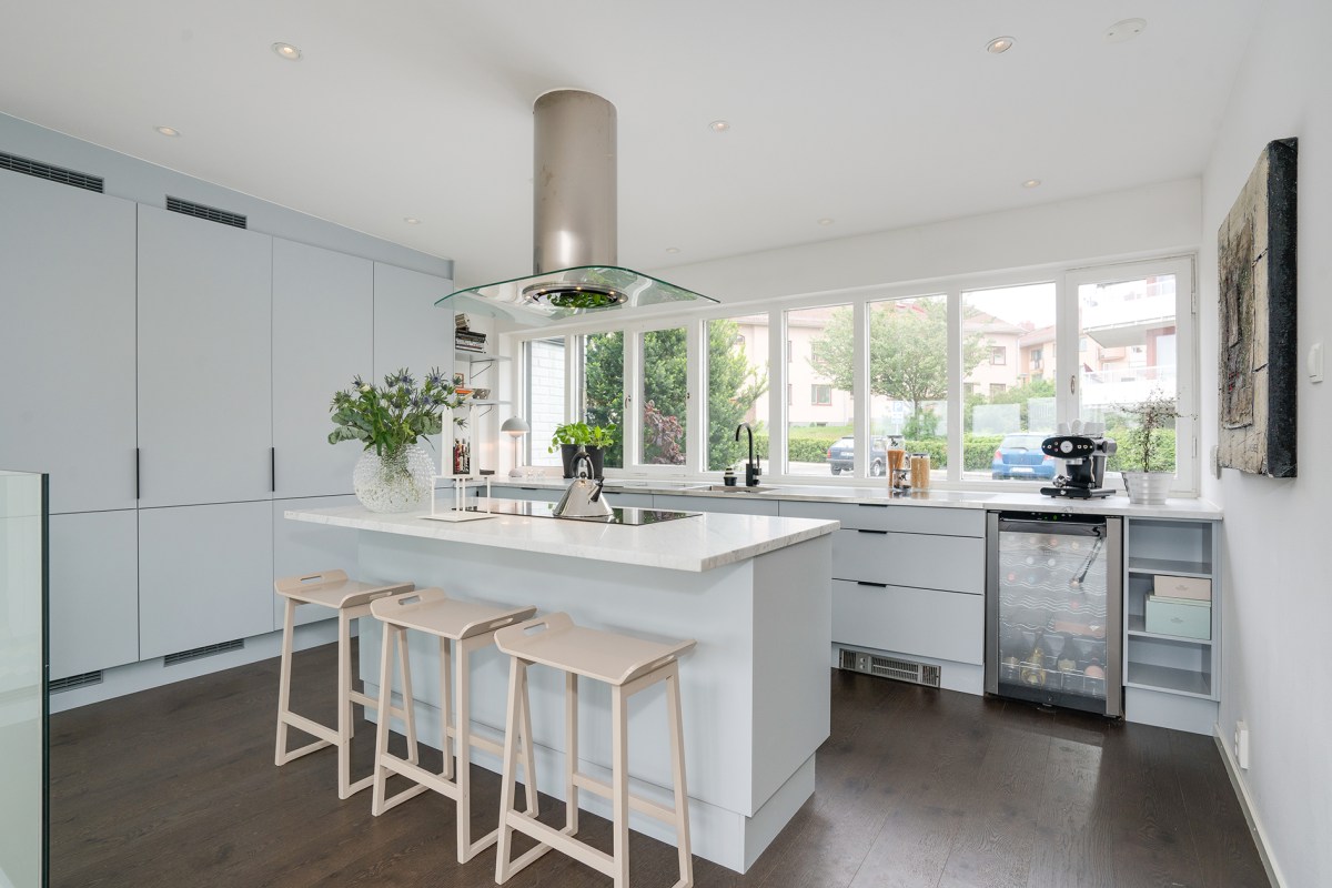 Kök i grått med top av Carraramarmor