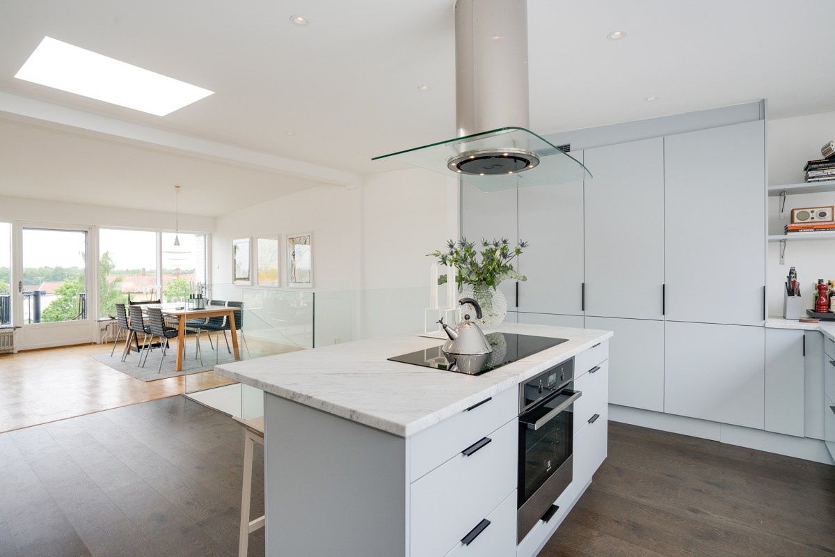 Kök i grått med top av Carraramarmor