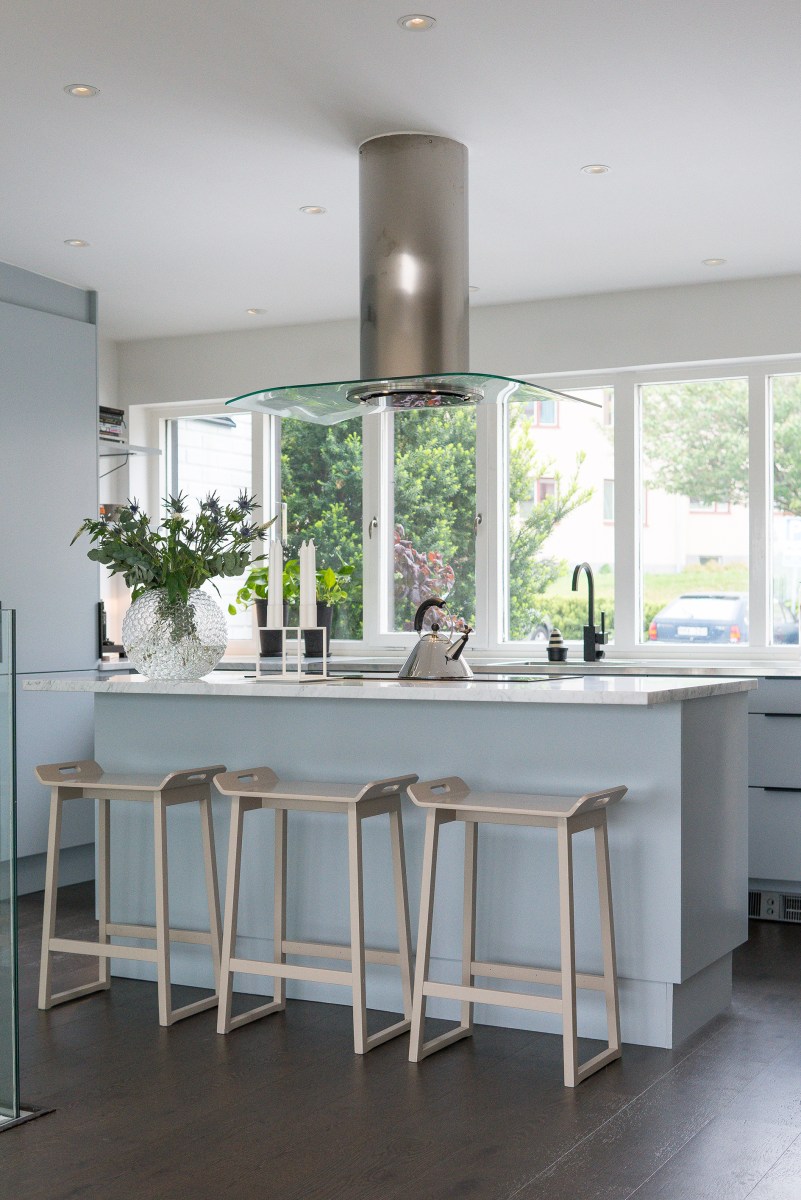 Kök i grått med top av Carraramarmor