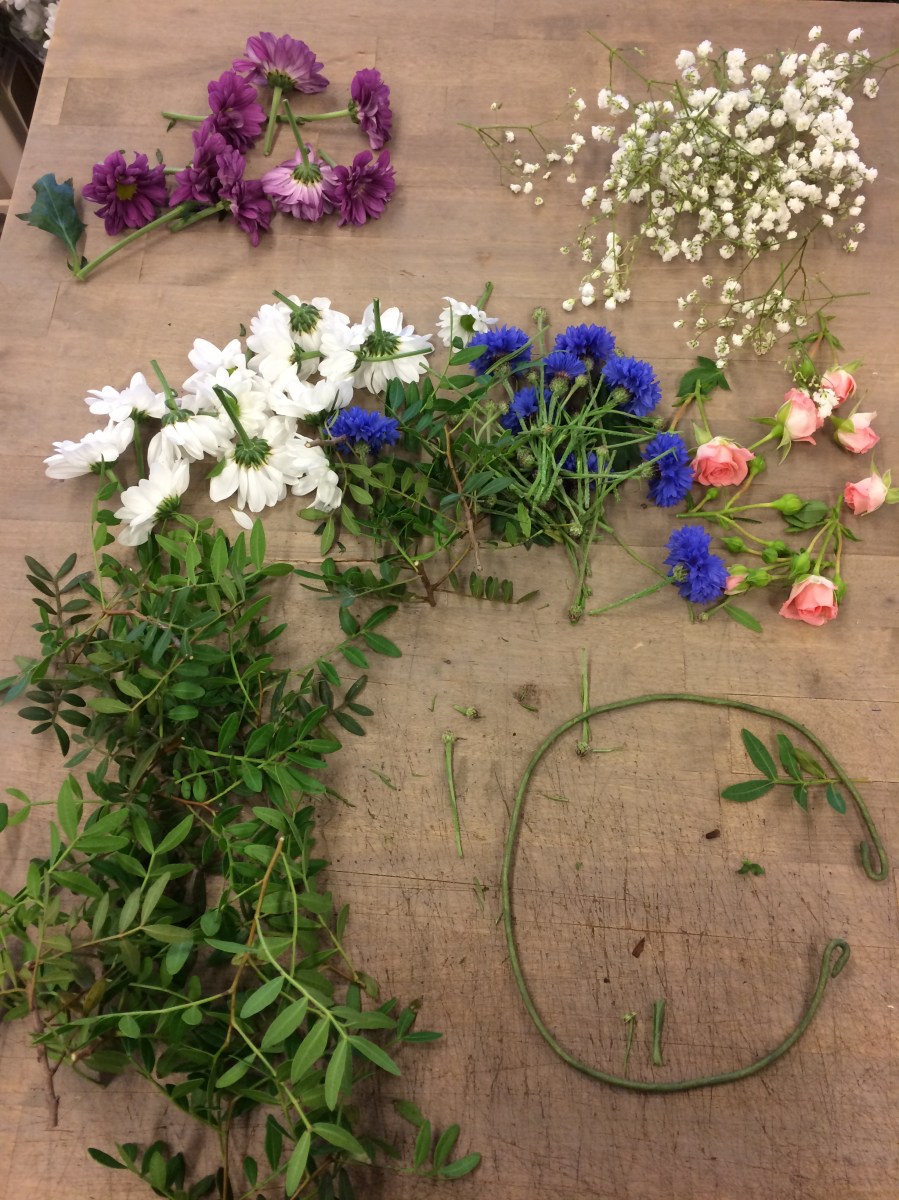 Fröken Wiolas Blomsterverkstad binder midsommarkrans