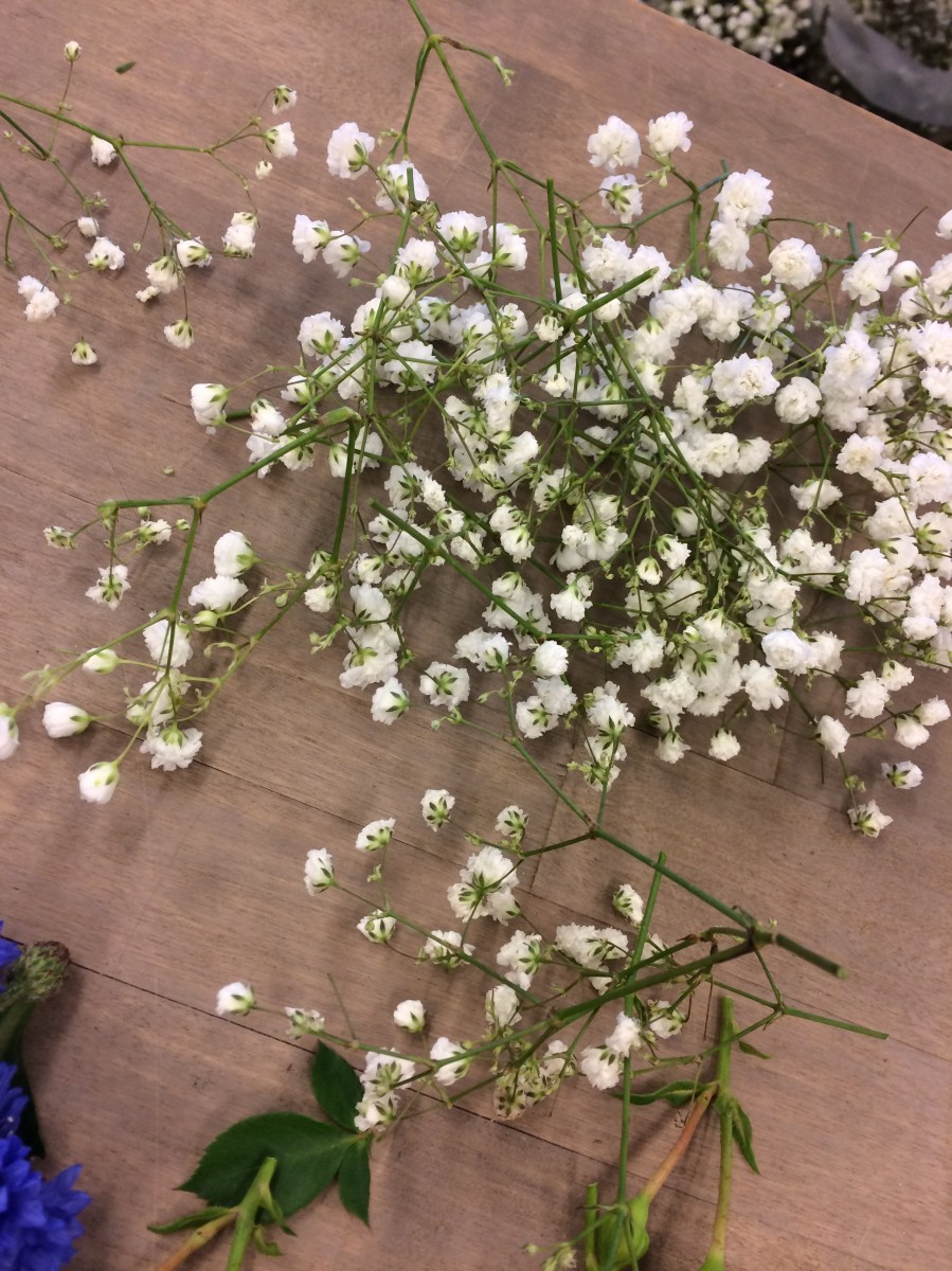 Fröken Wiolas Blomsterverkstad binder midsommarkrans