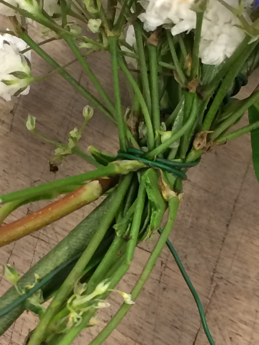 Fröken Wiolas Blomsterverkstad binder midsommarkrans