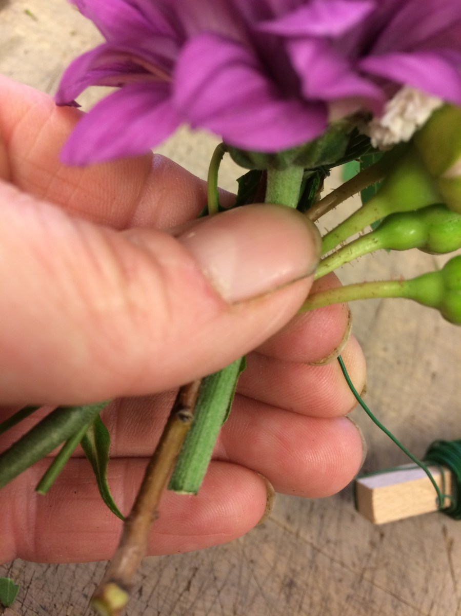 Fröken Wiolas Blomsterverkstad binder midsommarkrans