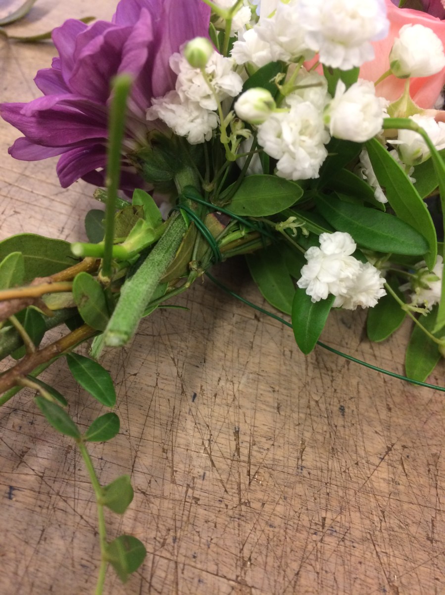 Fröken Wiolas Blomsterverkstad binder midsommarkrans