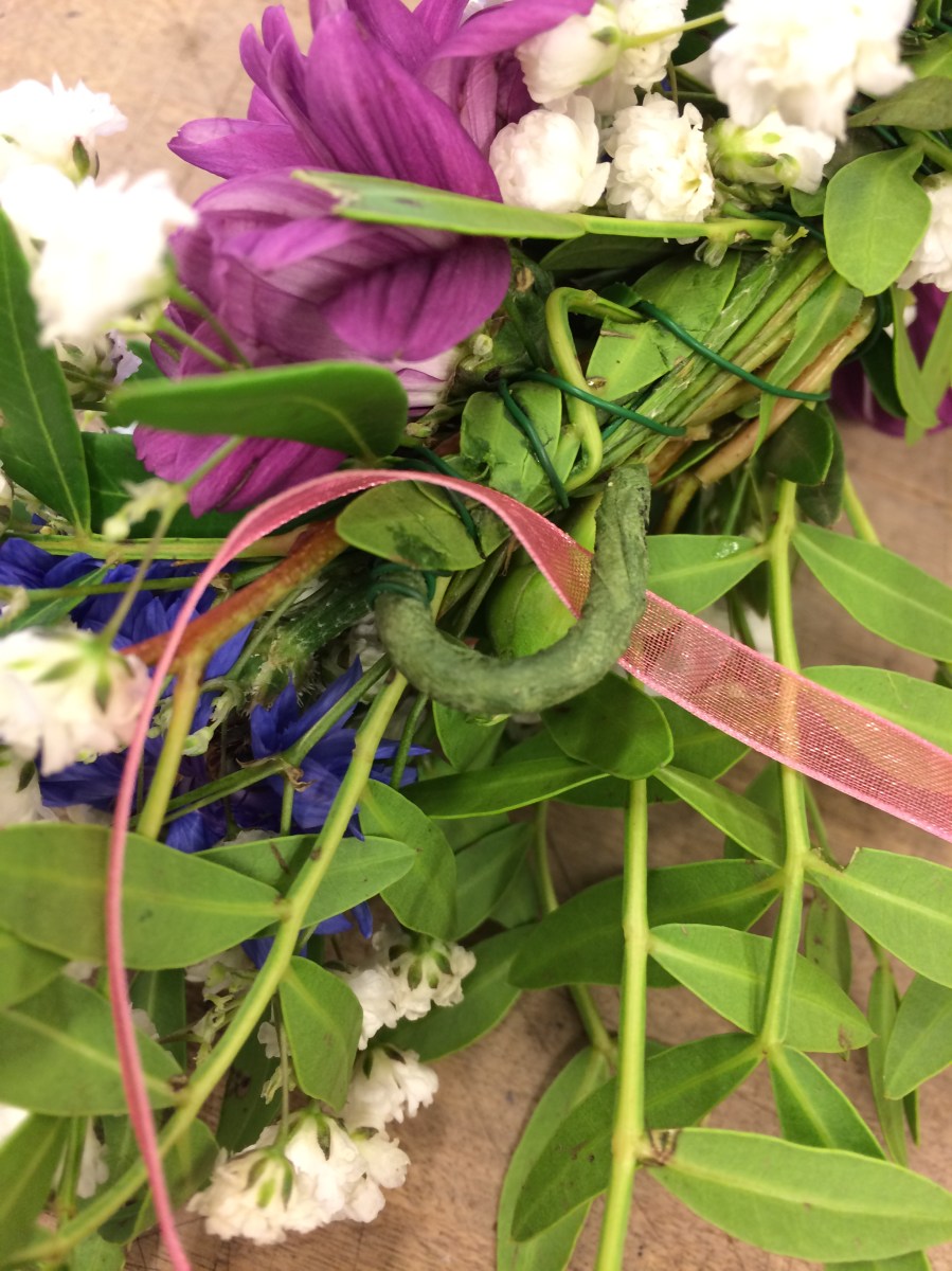 fästa band i midsommarkrans