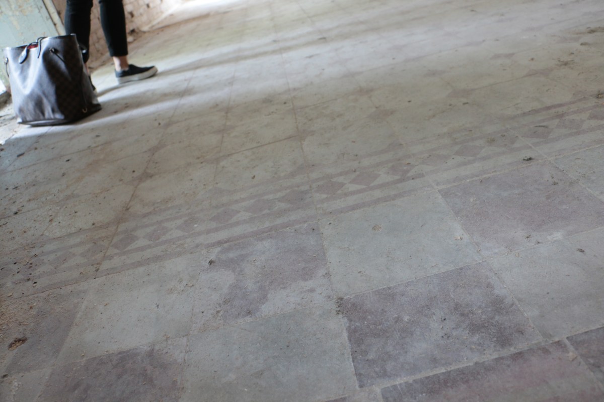 Golvet i Doktorsvillan är vackert men i dåligt skick