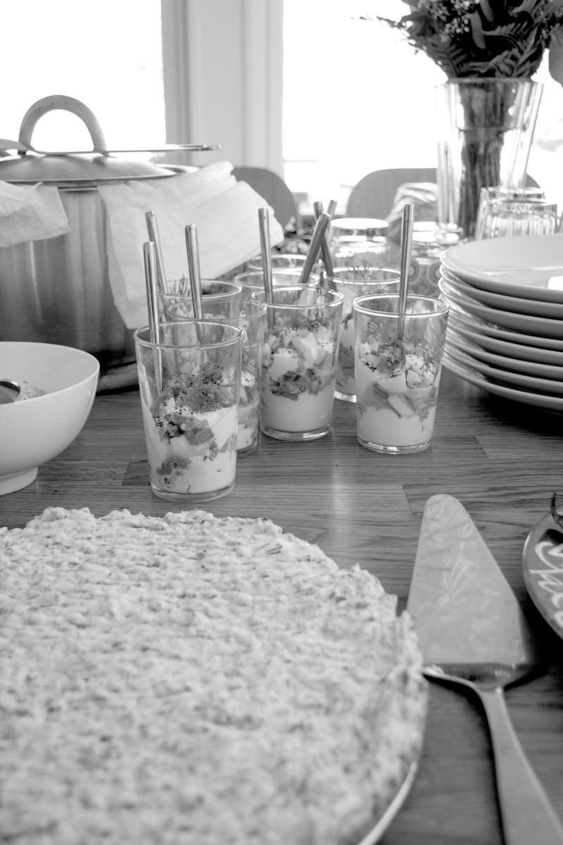 Matjesill i glas, matjesilltårta som del av midsommardukningen!