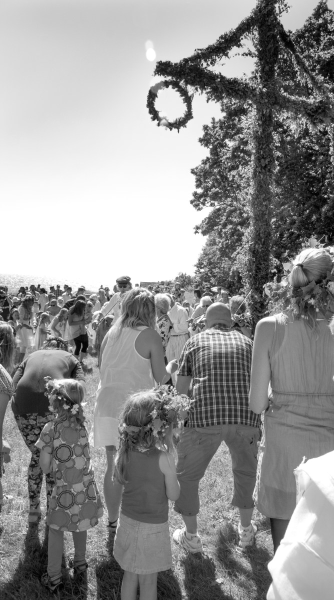 Traditionellt midsommarfirande med dans runt midsommarstången