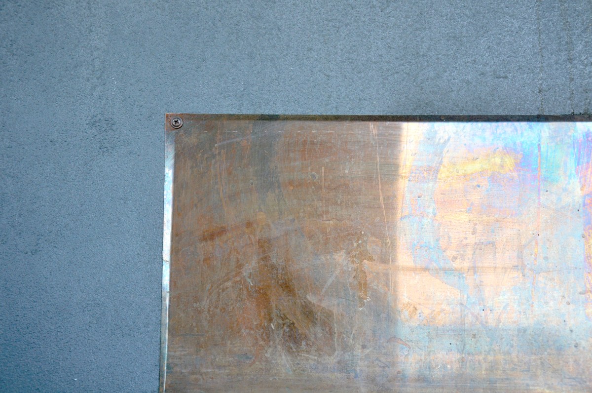 Lite sand i en burk svart färg blev 1000 gånger snyggare, menar Peter på Söderpiren som målat denna vägg med inslag av naturen.