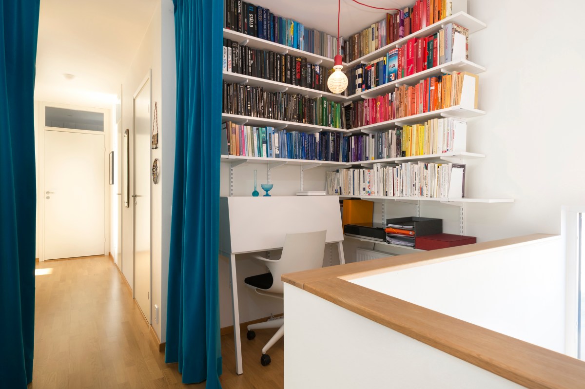 Färgkoordinerad bokhylla ger ett lugnare intryck! Foto: Fredrik Andersson, xcLens