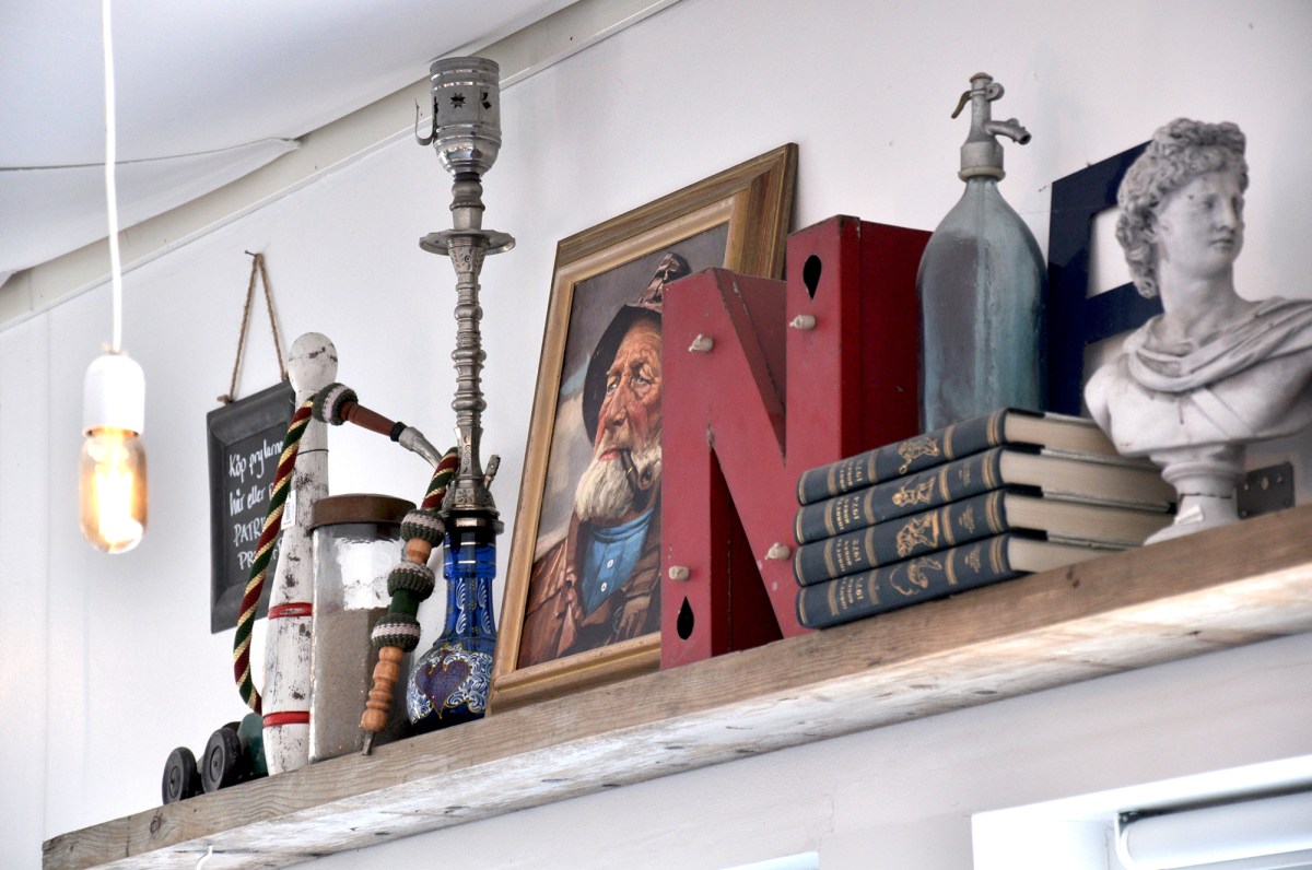Dekorativa böcker bland andra föremål! Foto: Jessika Nilsson