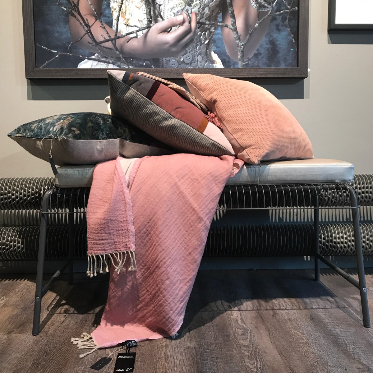 Man kan lägga kuddar på en bänk också! Eller i fåtölj om såklart. Foto: Jessika Nilsson