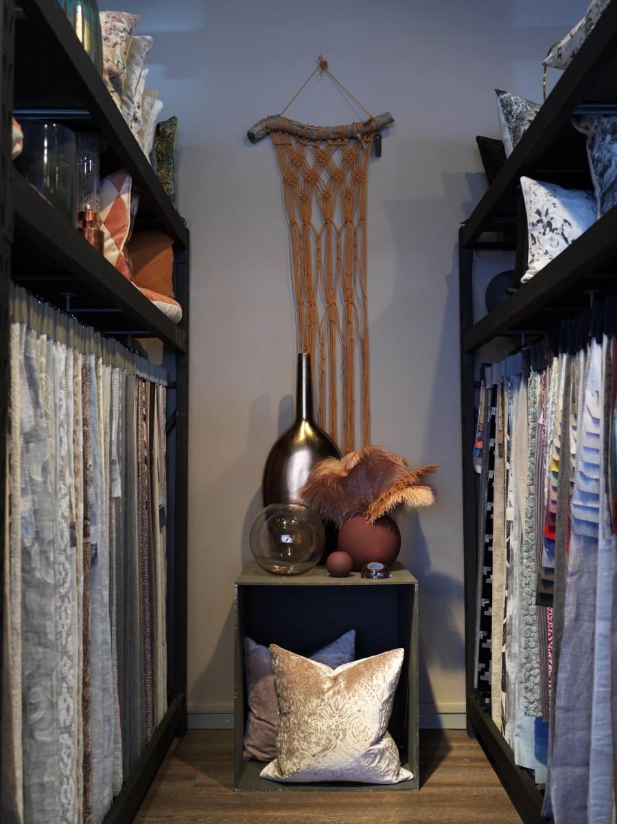 Fördelen att besöka en tygaffär är bland annat mängden tyg! Här hittar du lättare din favorit! Foto: Anders Sällström Photography