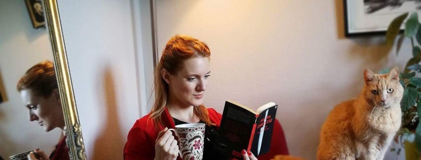 Catharina Sanjay uppkrupen i sin läshörna med en bok! Foto: Daniel Sanjay