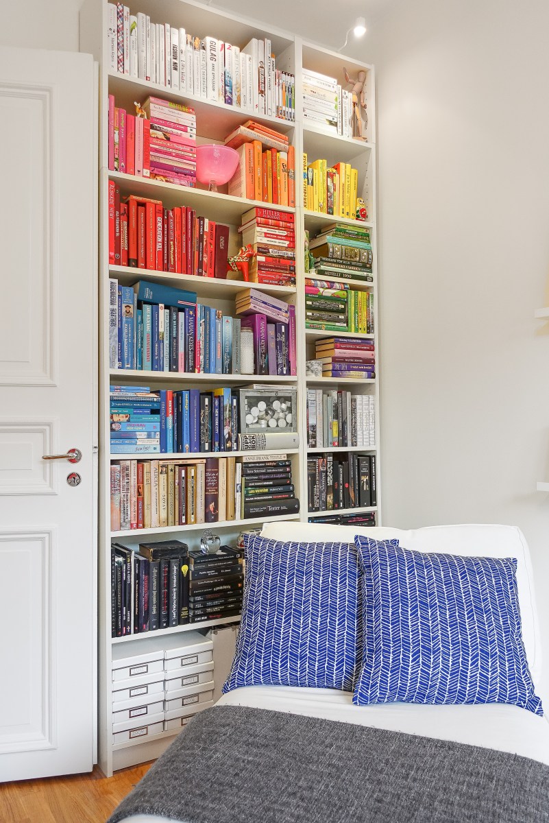 Färgkodad bokhylla med lika färgkoordinerade prydnader! Foto: Fredrik Andersson, xcLens