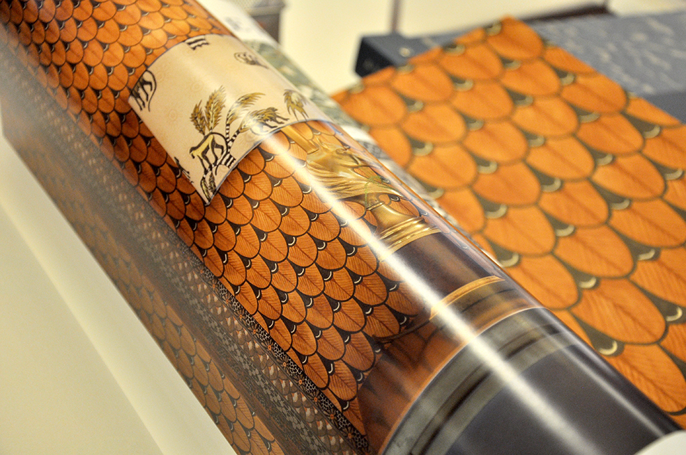 Cole & Son har tapeter med afrikansk inspiration - helt rätt i tiden! Här med en vertikal bård som bryter av mönstret!