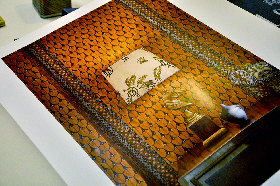 Cole & Son har tapeter med afrikansk inspiration - helt rätt i tiden! Här med en vertikal bård som bryter av mönstret!