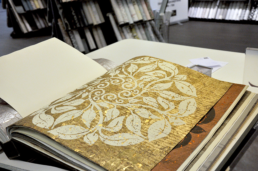 Tapeter med guld i sig måste tas ner innan nya tapeter kan sättas upp, annars "går guldet igenom".