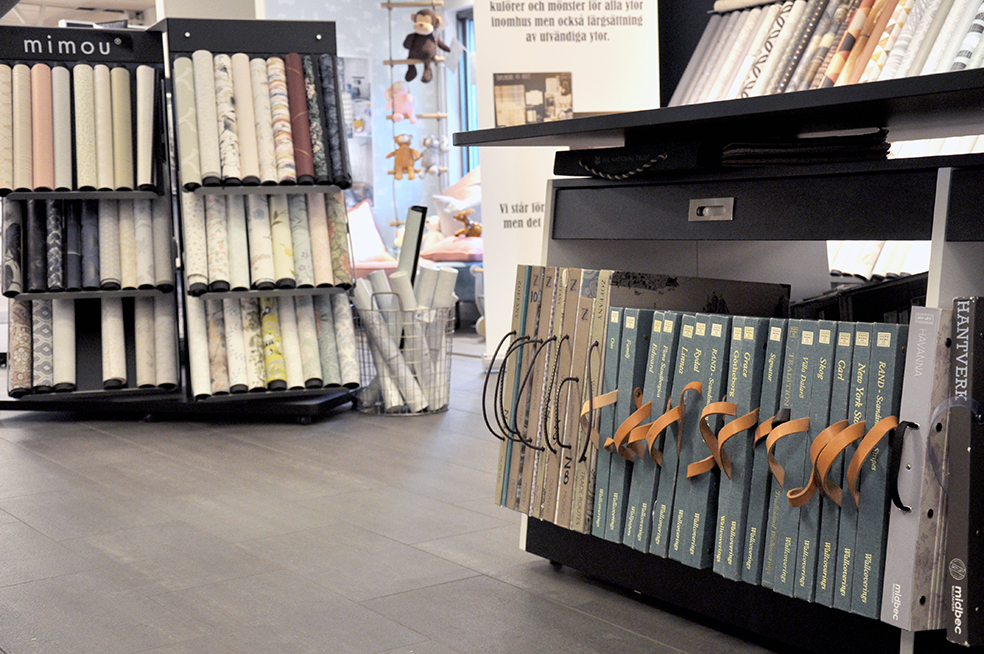 Ca 400 tapetböcker finns det på Färgab i Halmstad. Varje bok innehåller 40-50 tapetprover! Det blir en del tapeter...