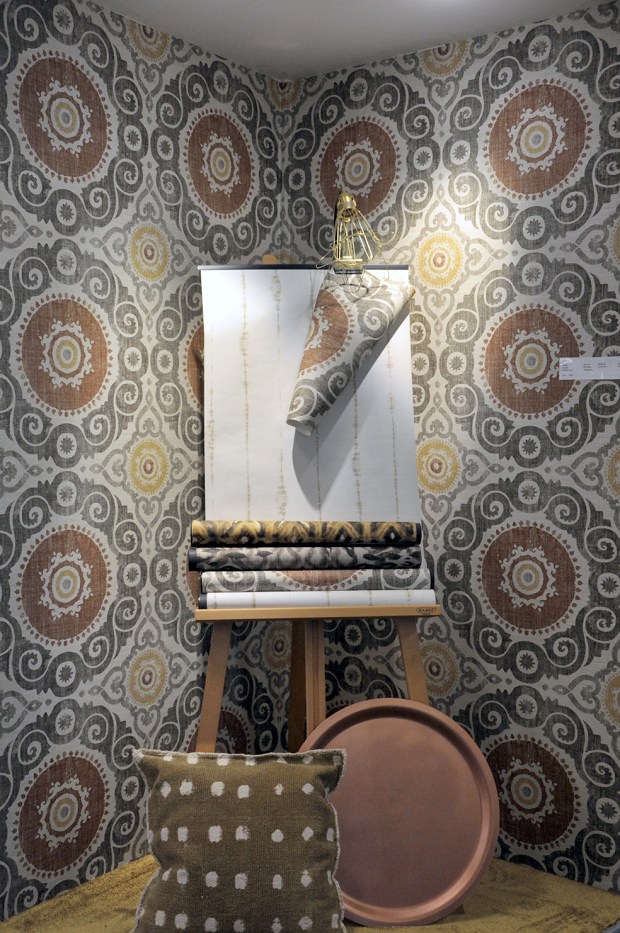 Höstiga toner från Carma tapeter! Textilier från Svanefors och matta från Kjellbergs!