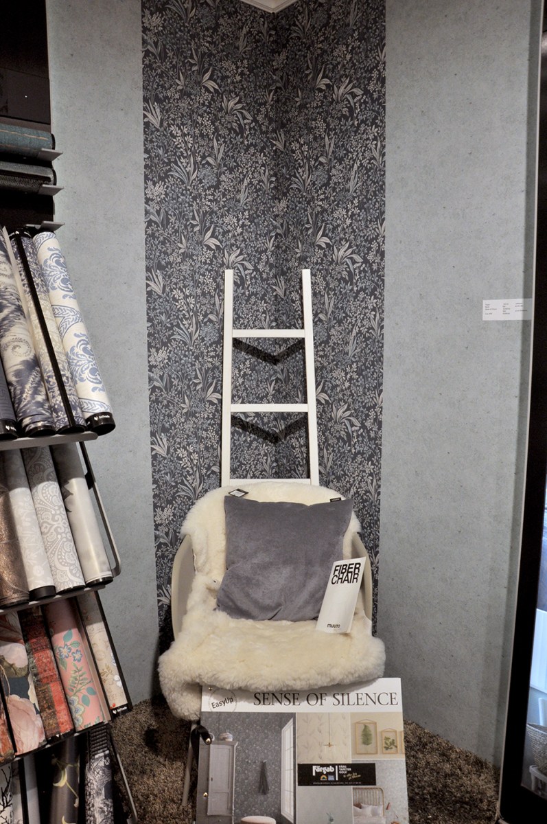 Tapetsera en del av rummet för att rama in en möbel eller grupp. På så sätt kan du skapa rum i rummet!