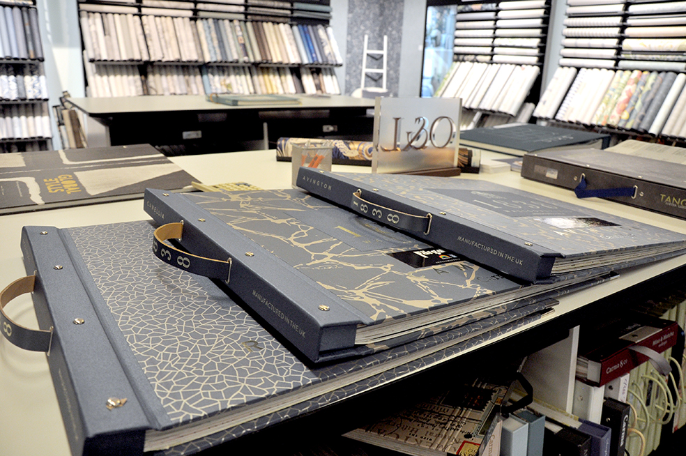 Ca 400 tapetböcker finns det på Färgab i Halmstad. Varje bok innehåller 40-50 tapetprover! Det blir en del tapeter...