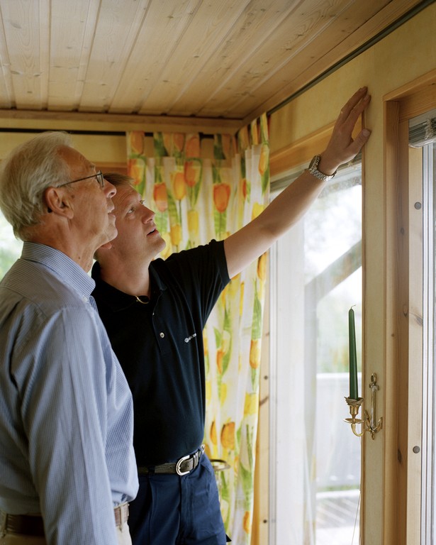 Vid genomgången av huset får man lära sig mycket av besiktningsmannen! Bild: Anticimex