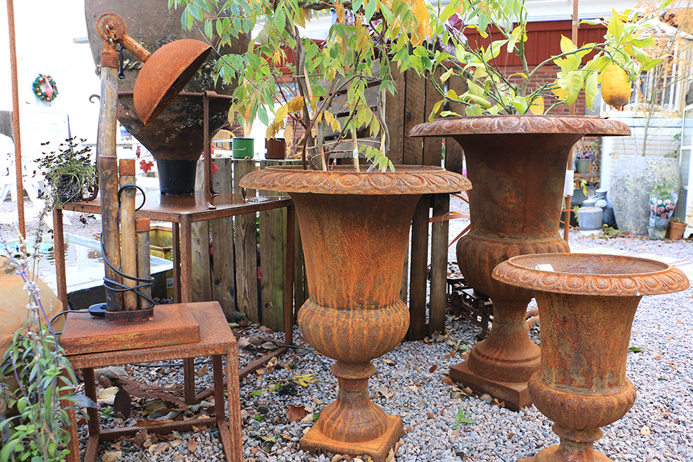 Utomhus i caféet finns också prylar att botanisera bland. Vackra ting med patina.