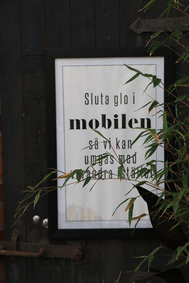 Sluta glo i mobilen så vi kan umgås med varandra istället. På en skylt i caféet.