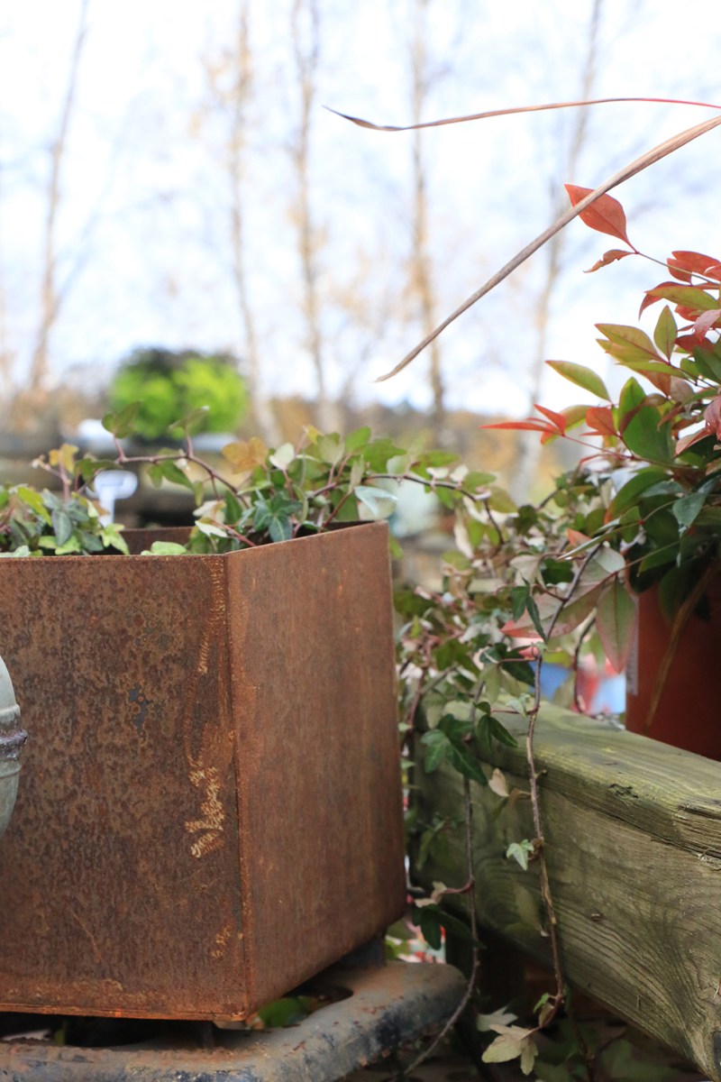 Utomhus finns också prylar att botanisera bland. Ting med patina.