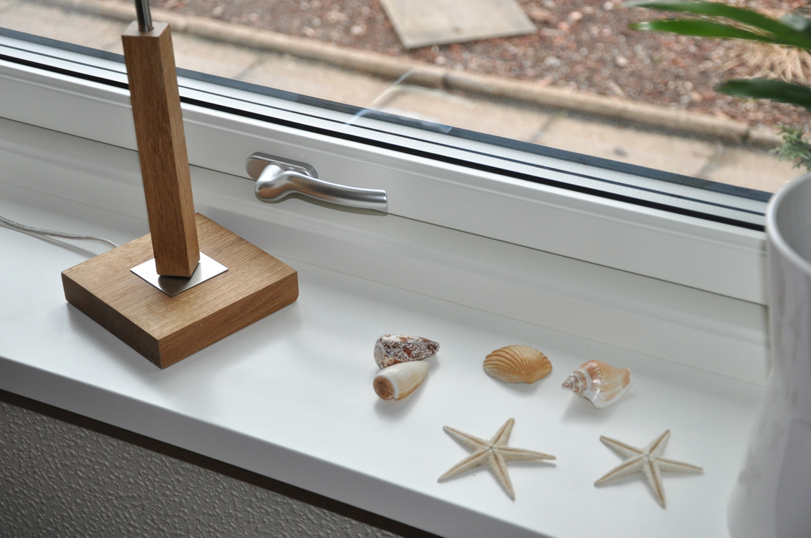 Foder och fönsterbrädor går att få i olika varianter och är i lackad trä för en mjukare känsla. Bild: Patrik Ferdinandsson, Fönsterbolaget i Halland (Norlux Fönster)